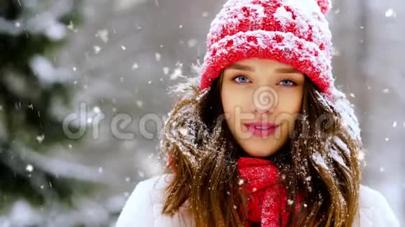 冬天户外快乐微笑女人的画像视频的预览图