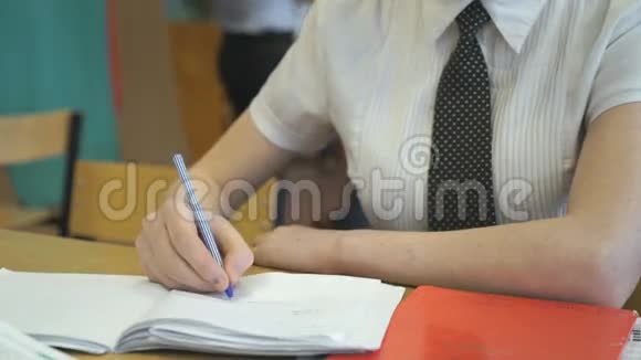 一个女生用钢笔在笔记本上写字视频的预览图