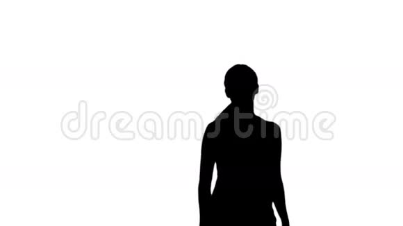 女人在白色背景下举起手臂的剪影视频的预览图