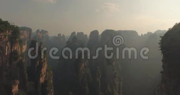 张家界武陵源国家公园的岩溶支柱视频的预览图