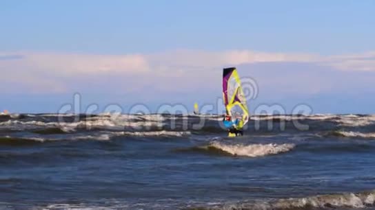 专业的冲浪者在风中准备大海中的风到海洋视频的预览图