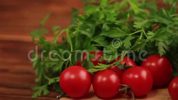 鲜嫩可口的纯番茄汤盛有配料的木碗视频的预览图