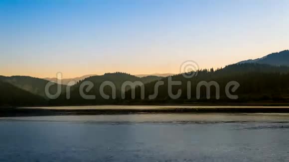 伯波奇湖上空日出视频的预览图