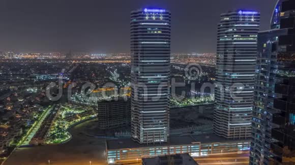 朱美拉湖塔住宅小区在迪拜码头附近的空中夜晚时间视频的预览图