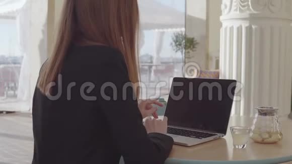 高加索女人在室内工作视频的预览图
