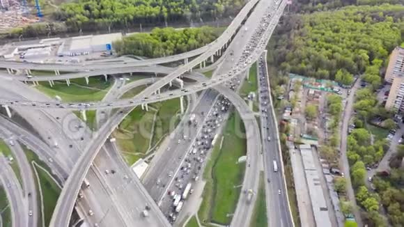 从上面可以看到莫斯科的道路交叉口汽车交通和许多汽车的堵塞莫斯科的道路交叉口视频的预览图