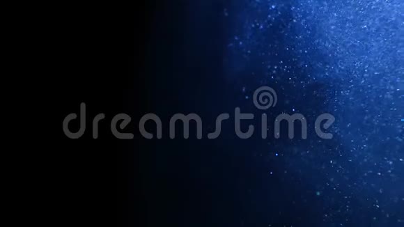闪闪发光的蓝色粒子背景宇宙蓝色尘埃黑色背景上有星星粒子的运动抽象视频的预览图