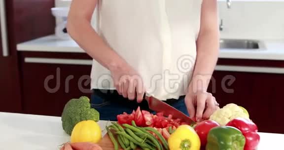 孕妇切蔬菜视频的预览图