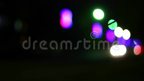 汽车夜间行驶车前大灯视频的预览图