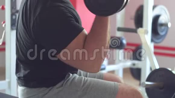 强壮的肌肉男做不同的运动视频的预览图