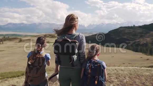 山里的游客一位年轻的母亲和她的女儿在远足有孩子的女人欣赏视频的预览图