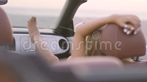 女人在可兑换车里放松视频的预览图