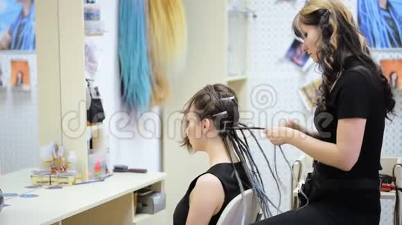 女理发师在沙龙里给可怕的客户打电话视频的预览图