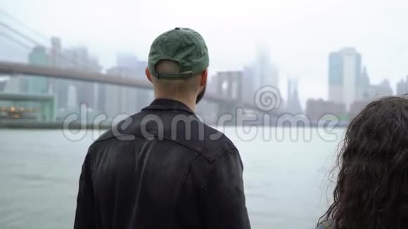 年轻夫妇在纽约散步视频的预览图