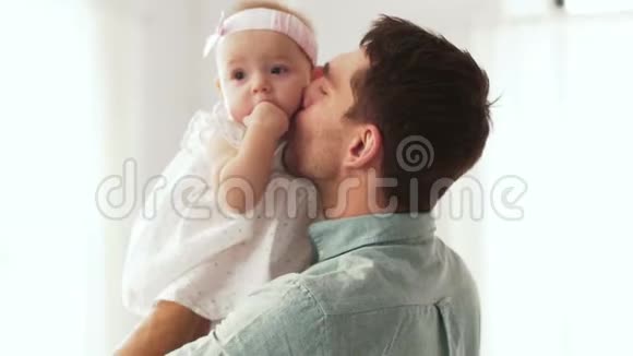 快乐的父亲亲吻小宝贝女儿视频的预览图
