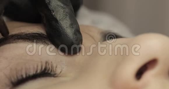微滑程永久化妆美容师在美容院做永久性眉毛纹身视频的预览图