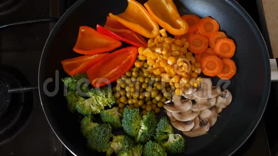 美味的新鲜蔬菜炖在锅里是素食者在家里的食物视频的预览图
