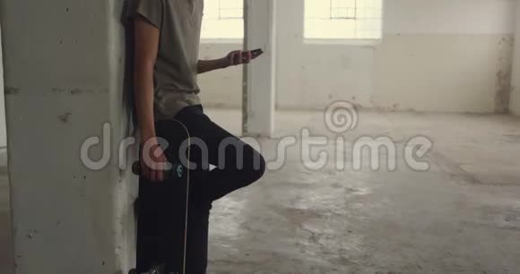 一个在废弃仓库里的时髦小伙子视频的预览图