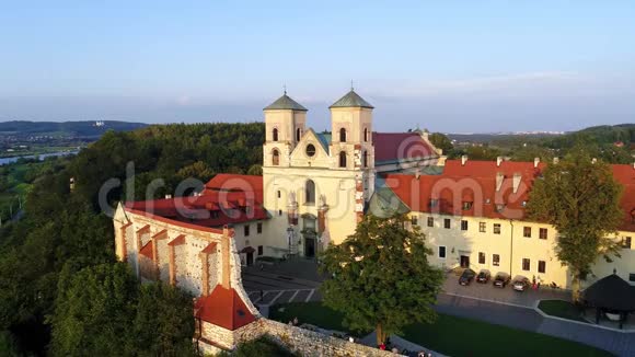 波兰克拉科夫Tyniec和Vistula河的Benedictine修道院视频的预览图