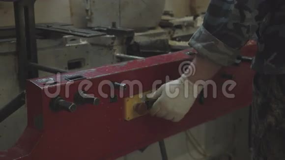 木工切割和研磨板的机械和设备视频的预览图