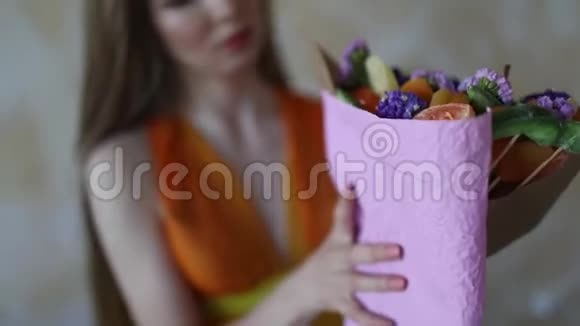 年轻女子花店做水果花束视频的预览图