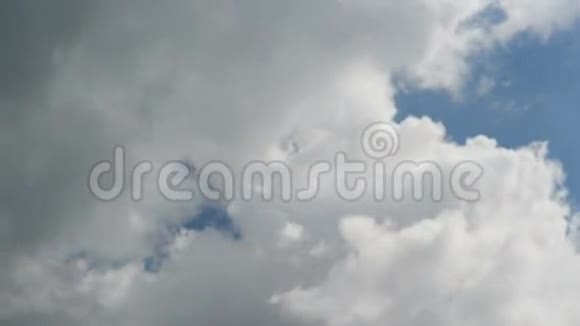 时间流逝的画面蓝天与云彩快速移动跨越视频的预览图