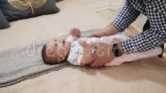 快乐的宝宝和爸爸躺在床上视频的预览图