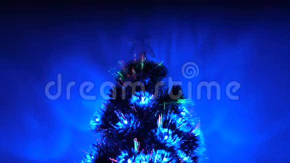 房间里有圣诞树装饰着发光的花环和星星儿童和成人假期2020年新年视频的预览图