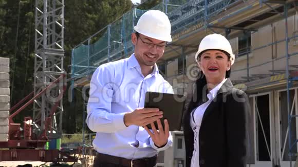 两名建筑师一名男子一名女子戴着白盔施工视频的预览图
