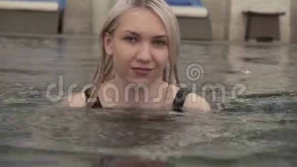 美丽的少女在游泳池游泳股票录像视频的预览图