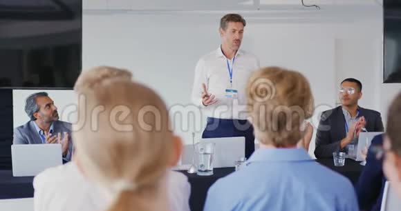 演讲者在一次商业会议上向听众讲话视频的预览图