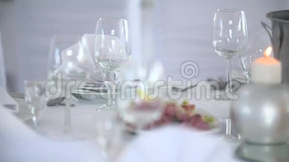 用鲜花和蜡烛装饰的桌子视频的预览图
