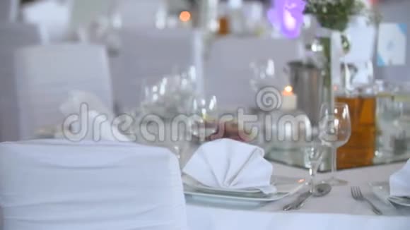 用鲜花和蜡烛装饰的桌子视频的预览图