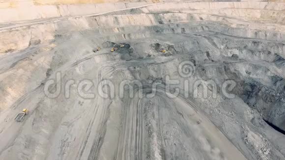 全景鸟瞰拍摄露天矿山采煤自卸采石采掘工业剥离工作视频的预览图