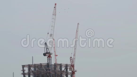 阿联酋迪拜城市鸟瞰新现代摩天大楼的建造视频的预览图