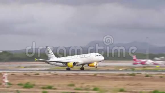 商务飞机在马略卡机场起飞视频的预览图
