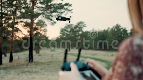 在日落时遥控遥控的小快乐女孩控制着四架直升机的驾驶视频的预览图
