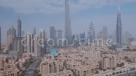 迪拜市中心的天际线与哈利法塔和其他塔的全景从迪拜的顶部视频的预览图