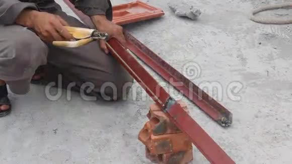 工人焊接钢筋视频的预览图
