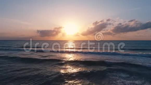 金色的海洋日出和海滩上的海浪视频的预览图