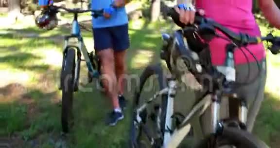 有自行车的快乐夫妻视频的预览图