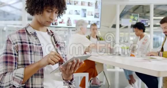 现代办公室使用智能手机的男性创意视频的预览图
