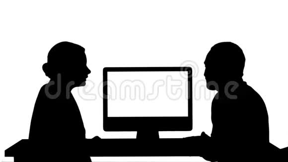 商业人士在电脑显示器周围开会谈论屏幕上的内容视频的预览图