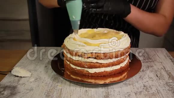 组装蛋糕层涂上黄油霜覆盖填料整个过程视频的预览图