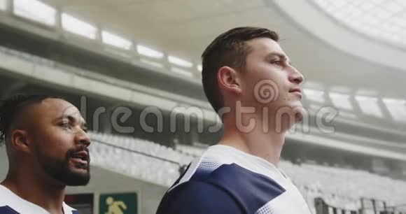 男子橄榄球运动员站在体育场4k视频的预览图