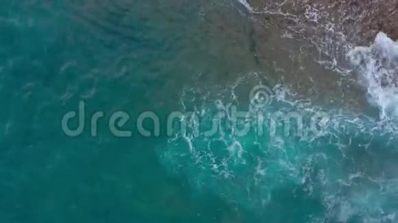 大西洋沙漠石质海岸的俯视图特内里费岛海岸空中无人驾驶飞机的海上镜头视频的预览图