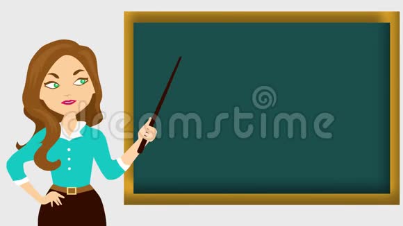 一位可爱的老师在黑板前讲话视频的预览图