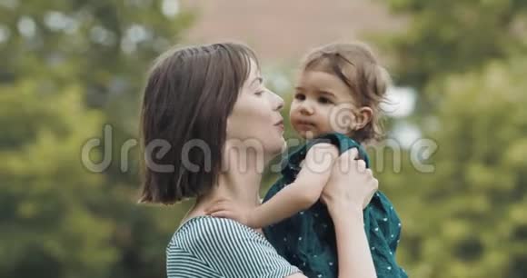 母亲和她的宝贝女儿在户外探险视频的预览图