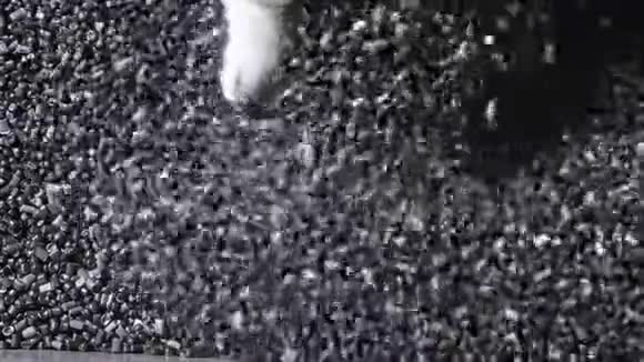 塑料黑色灰色颗粒屑塑料水管厂制造制作塑料管的过程视频的预览图