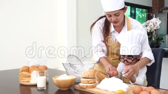 妈妈教孩子做饭视频的预览图